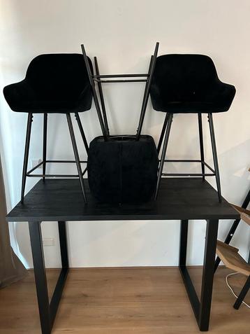 6 maanden oud. Mangohout bartafel en barkrukken beschikbaar voor biedingen