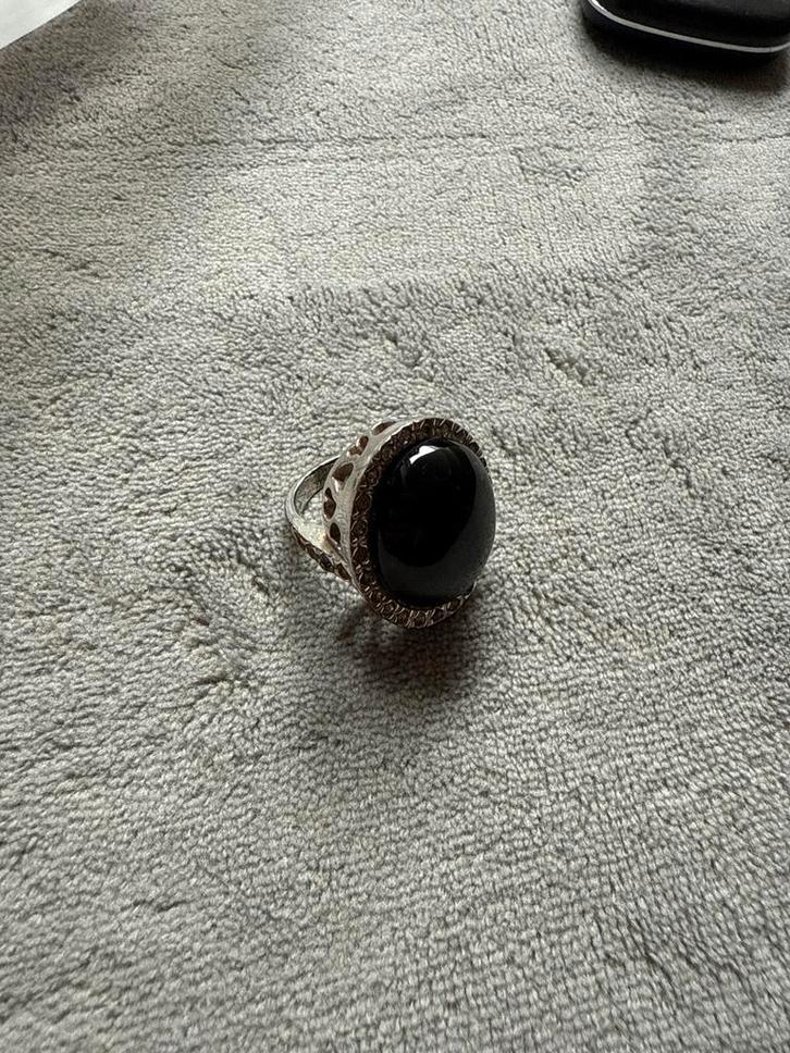 Zwarte ring met edelsteen, Sieraden, Tassen en Uiterlijk, Ringen, Gebruikt, Dame of Heer, 18 tot 19, Zwart, Zilver, Met edelsteen