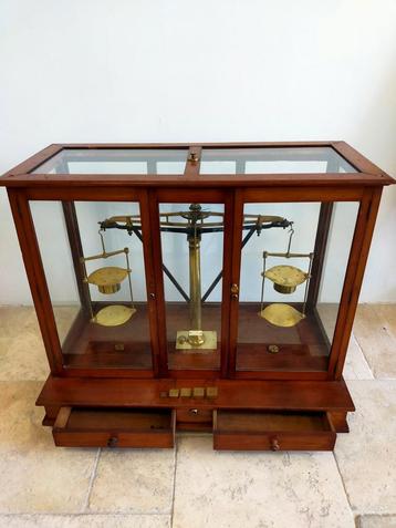 Juweliersweegschaal circa 1850 groot model beschikbaar voor biedingen