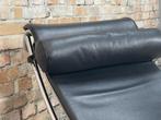 Cassina LC4 zwart ll bij TheReSales, 75 tot 100 cm, Ophalen of Verzenden, Zo goed als nieuw, Metaal