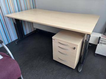 Gratis af te halen: bureau 180x98cm + ladenblok beschikbaar voor biedingen