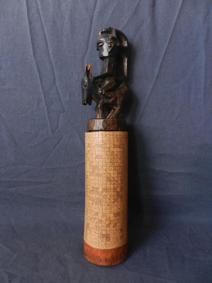 Medicijnkoker met kalender Sumatra Batak Toba h 29 div besch, Antiek en Kunst, Kunst | Niet-Westerse kunst, Ophalen of Verzenden