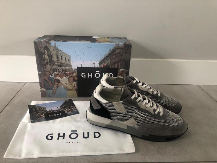 Ghoud | Sneakers | Heren | Maat 43 | Leer | Grijs | Wit, Kleding | Heren, Schoenen, Zo goed als nieuw, Sneakers of Gympen, Wit