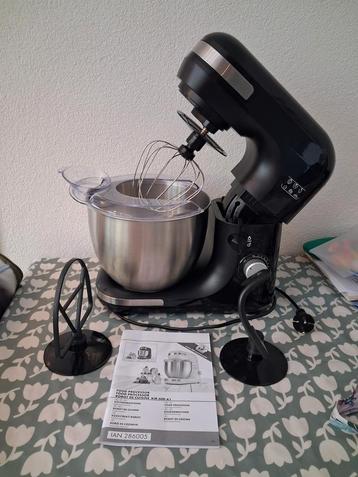 Zwarte keukenmachine met RVS kom en accessoires beschikbaar voor biedingen