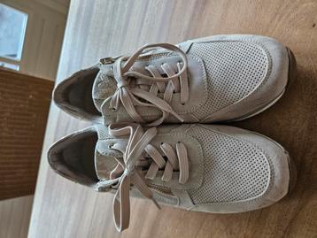 Beige sneakers beschikbaar voor biedingen