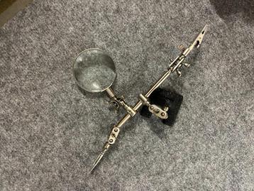 Derde hand soldeerhulp met vergrootglas  beschikbaar voor biedingen