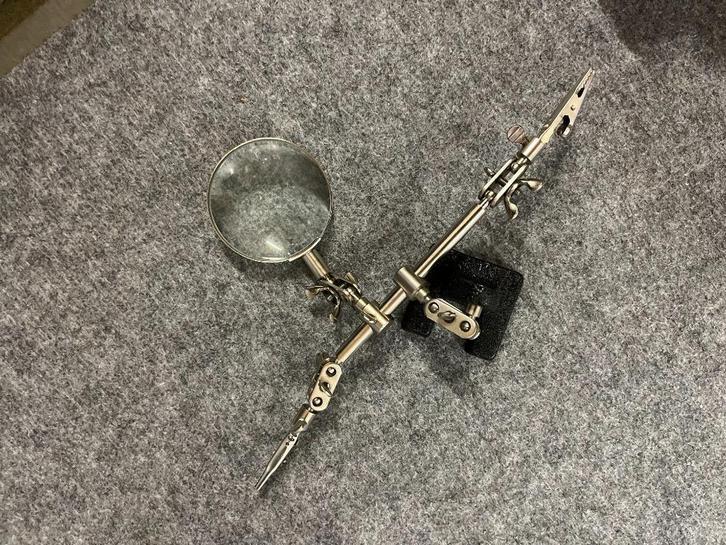 Derde hand soldeerhulp met vergrootglas, Hobby en Vrije tijd, Elektronica-componenten, Gebruikt, Ophalen