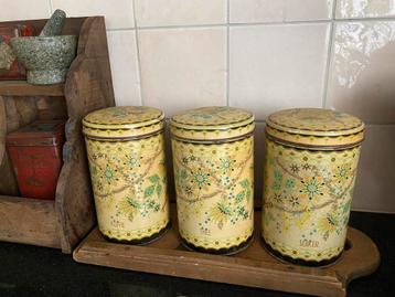 Brocante set oude gebloemde voorraad blikken beschikbaar voor biedingen