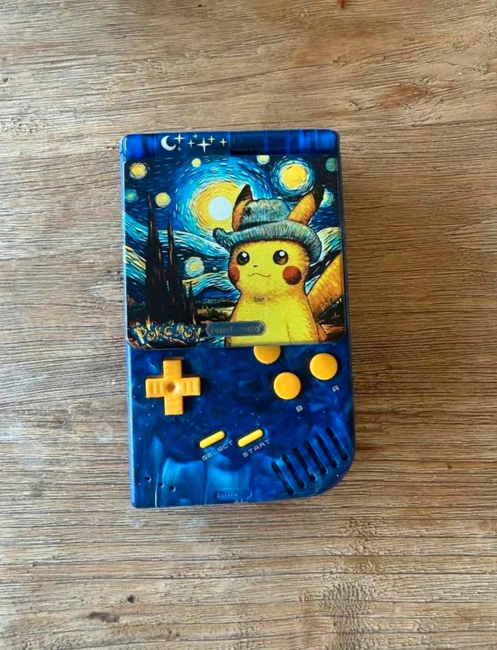 Gameboy DMG104 - Pikachu Van Gogh, Spelcomputers en Games, Spelcomputers | Nintendo Game Boy, Zo goed als nieuw, Game Boy Advance SP