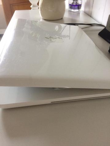 Macbook 13inch wit. beschikbaar voor biedingen