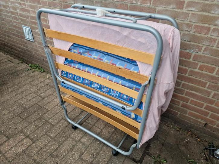 Klapbed - Ideaal voor logees!, Huis en Inrichting, Slaapkamer | Bedden, Gebruikt, Eenpersoons, 80 cm, 200 cm, Metaal, Grijs, Ophalen