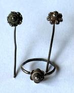 Twee antieke zilveren Zeeuwse knop spelden en een ring, Sieraden, Tassen en Uiterlijk, Antieke sieraden, Ophalen of Verzenden