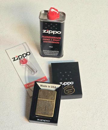 Antique Brass Zippo met Levensboom, compleet pakket beschikbaar voor biedingen