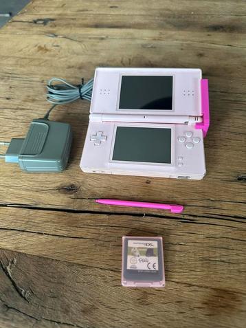 Nintendo DS lite rose met spel, lader, pennetje en tool beschikbaar voor biedingen