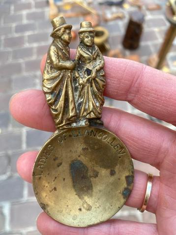 Ladies of Llangollen Lepelspeld beschikbaar voor biedingen