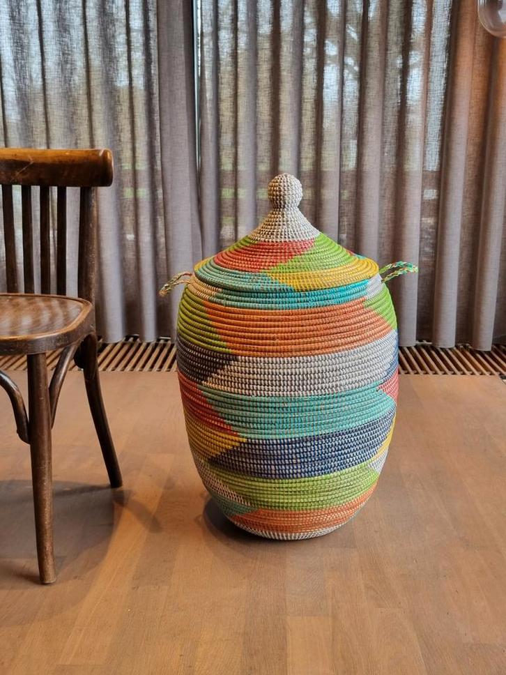 Afrikaanse wasmand zeegras mand multicolor handgemaakt, Huis en Inrichting, Woonaccessoires | Schalen en Manden, Nieuw, Rond, Riet