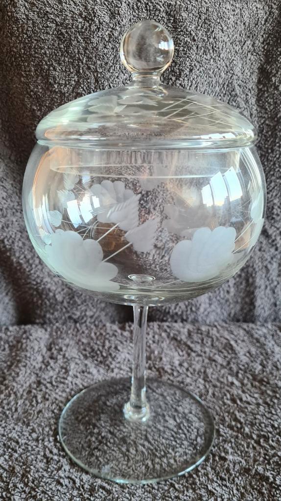 Glazen bonbonniere op voet. Glazen schaal met deksel., Antiek en Kunst, Antiek | Glas en Kristal, Ophalen of Verzenden