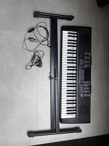 Piano keyboard met standaard beschikbaar voor biedingen