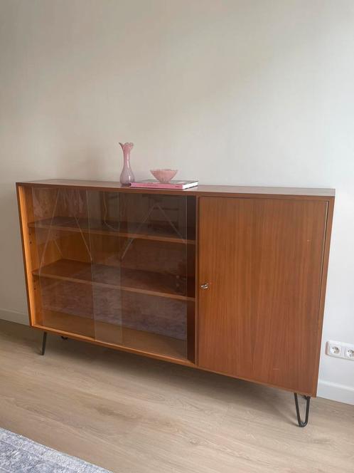 Mid-Century Modern Teakhouten Kast met Glazen Schuifdeuren, Huis en Inrichting, Kasten | Dressoirs, Zo goed als nieuw, 150 tot 200 cm
