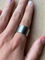 Brede RVS Ring met Textuur - Maat 18, IJzer of Staal, Nieuw, Ophalen of Verzenden, 17 tot 18