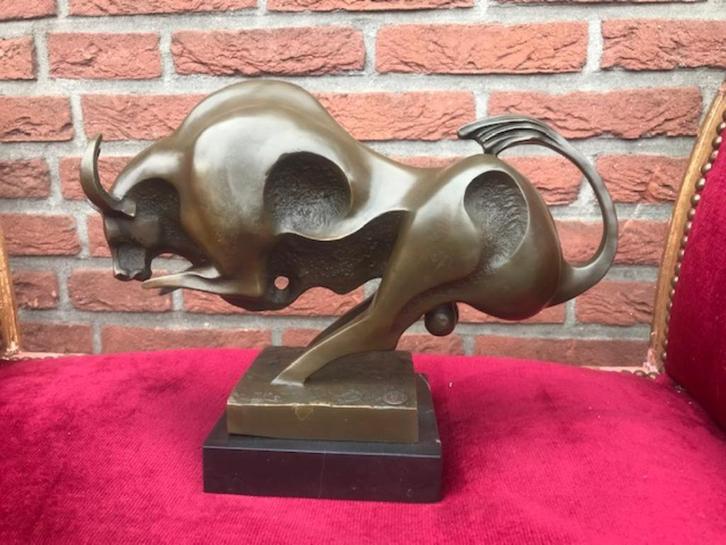 zwaar bronzen topbeeld, WOESTE STIER, Antiek en Kunst, Antiek | Koper en Brons, Brons, Ophalen of Verzenden