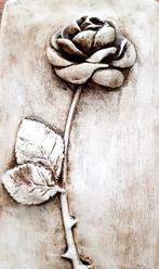 Vintage stenen beige wandtegel met roos, 18½ x 14½ x 6 cm, Antiek en Kunst, Antiek | Keramiek en Aardewerk, Ophalen of Verzenden