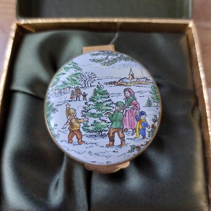 Kerst:  PILLENDOOSJE "Christmas 1983" Crummles Enamels, Verzamelen, Overige Verzamelen, Zo goed als nieuw, Ophalen of Verzenden