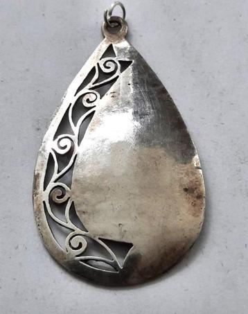 Mooie oude zilveren druppelvormige hanger, 925 Nepal beschikbaar voor biedingen