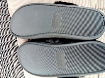 Nieuwe zwarte damespantoffels. Uggs look a like. beschikbaar voor biedingen