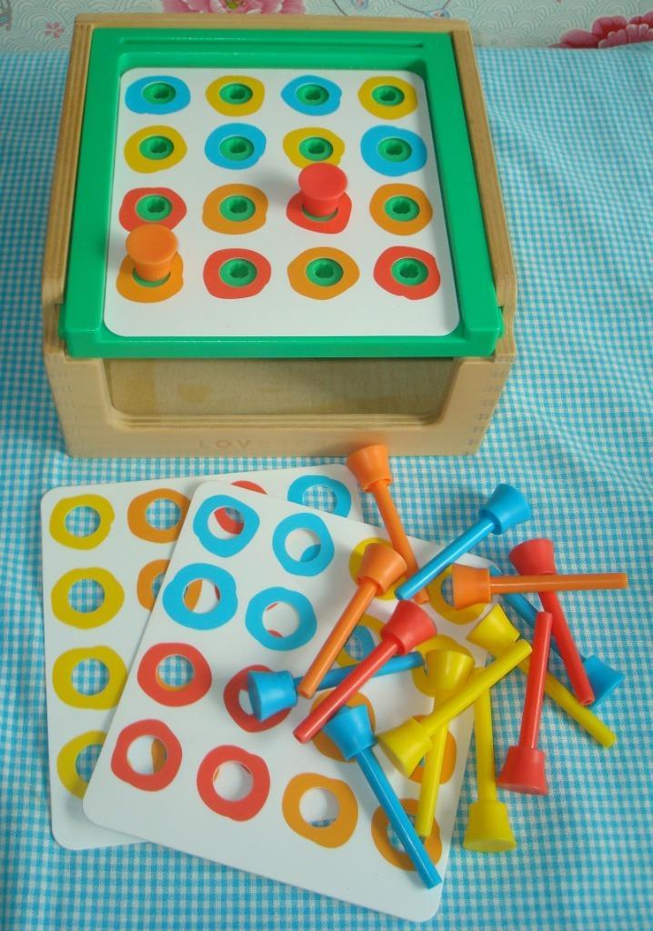 LOVEVERY - bord met grote noppen / spijkers 31-33 mnd, Kinderen en Baby's, Speelgoed | Educatief en Creatief, Gebruikt, Ontdekken