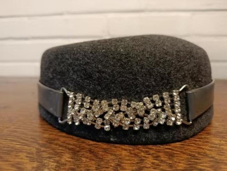 Dameshoedje, damesdopje, Kleding | Dames, Hoeden en Petten, Zo goed als nieuw, Hoed, 58 cm (L, 7¼ inch) of meer, Ophalen of Verzenden