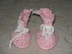 NIEUW 1 paar rose gebreide baby slofjes met wit koortje, Kinderen en Baby's, Ophalen of Verzenden, Nieuw, Meisje, Slofjes
