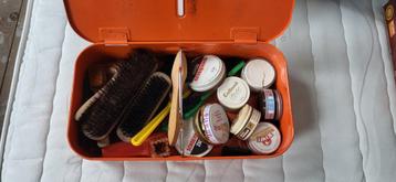 Vintage Poetskist met Inhoud beschikbaar voor biedingen