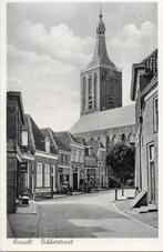 Hasselt, Ridderstraat met winkels en Kerk. 4243, Verzamelen, Ansichtkaarten | Nederland, Verzenden, 1940 tot 1960, Ongelopen, Overijssel