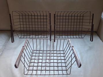 Vintage draadmanden beschikbaar voor biedingen