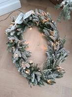 Kerstkrans met verlichting en sneeuw., Diversen, Kerst, Ophalen of Verzenden