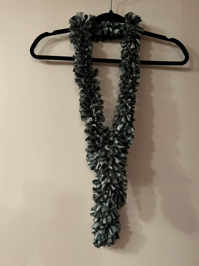 Elegante sjaal met ruches, Ophalen of Verzenden, Zo goed als nieuw, Maat 46/48 (XL) of groter, Sjaal