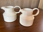 Twee witte aardewerken kannetjes, Antiek en Kunst, Antiek | Keramiek en Aardewerk, Ophalen