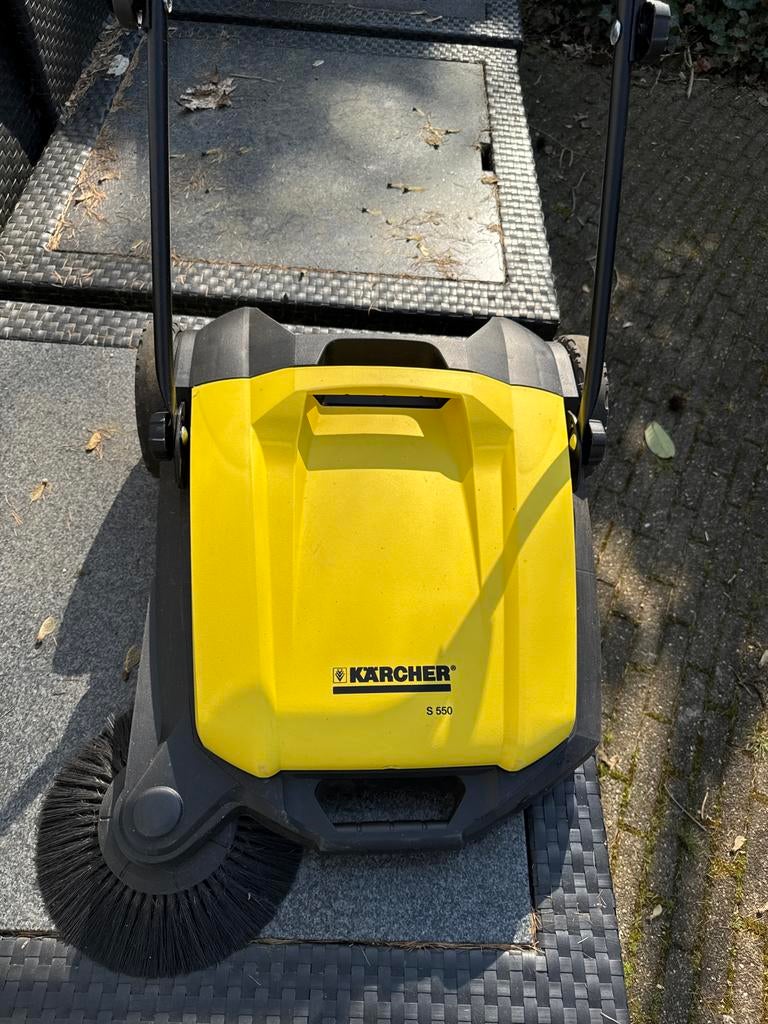Kärcher S 550 veegmachine, Tuin en Terras, Veegmachines, Ophalen of Verzenden, Zo goed als nieuw