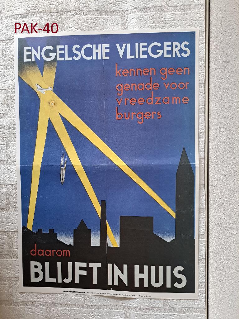 Pak-40 Engelsche vliegers (40x58cm) + 4 kranten, Verzamelen, Militaria | Tweede Wereldoorlog, Overige soorten, Boek of Tijdschrift