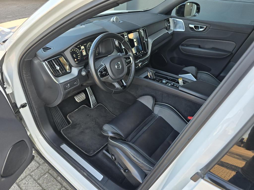 Volvo XC60 2.0 B4 R-Design B&W - Trekhaak - Pano, Auto's, 15 km/l, Gebruikt, Euro 6, 4 cilinders