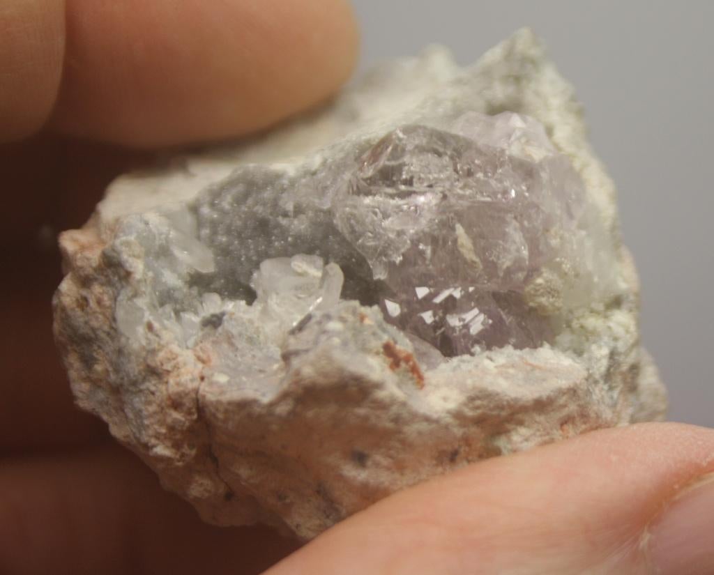 Lichtkleurig Amethyst kristal in Rhyoliet., Verzamelen, Mineralen en Fossielen, Ophalen of Verzenden, Overige typen
