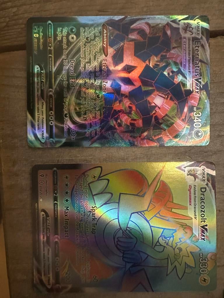 2 Pokémon VMAX Kaarten: Eternatus VMAX & Dracozolt VMAX, Ophalen of Verzenden, Zo goed als nieuw, Meerdere kaarten, Foil