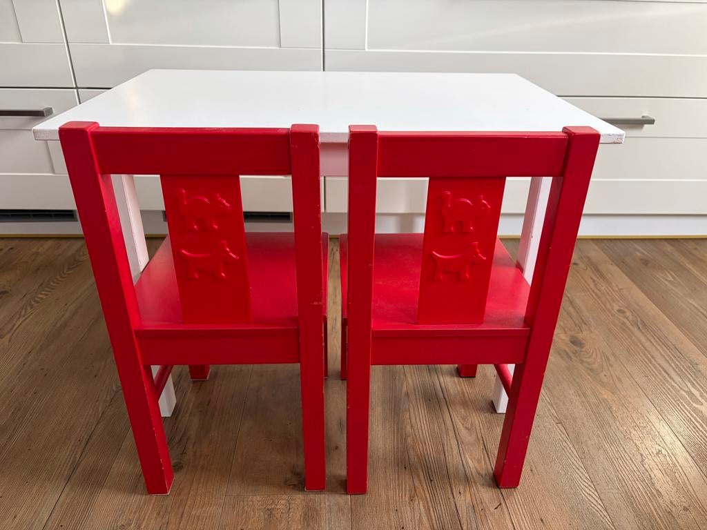 Ikea tafeltje met twee rode stoeltjes, Kinderen en Baby's, Kinderkamer | Tafels en Stoelen, Ophalen, Gebruikt, Tafel(s) en Stoel(en)
