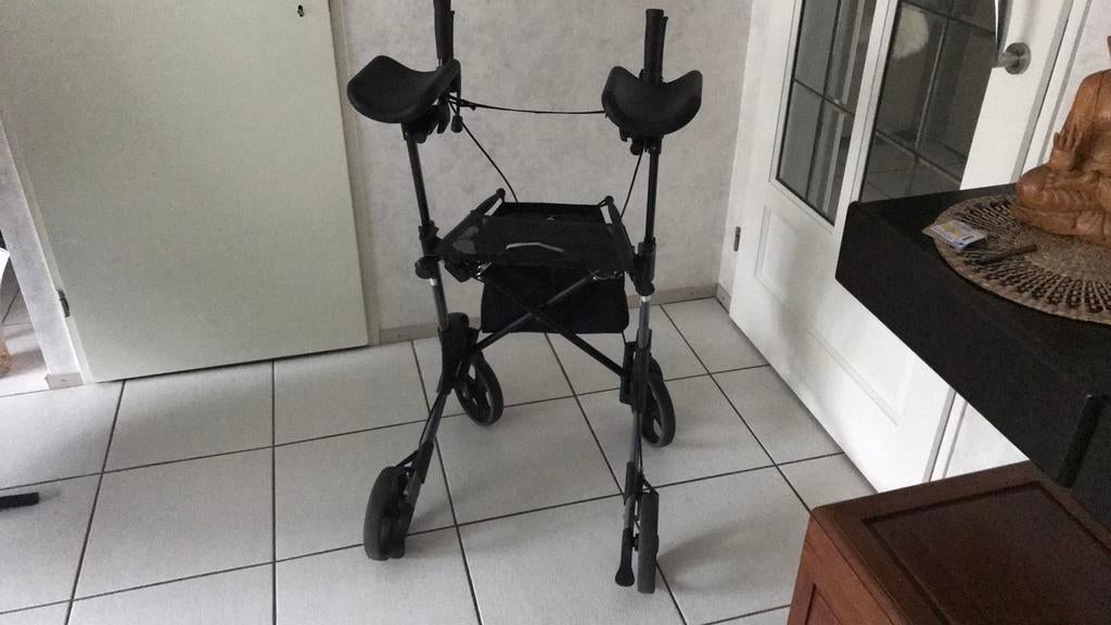 Rollator met armschalen., Ophalen of Verzenden, Inklapbaar, Gebruikt, Duwrolstoel