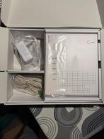 Experia Box v10 met adapter, muurbeugel en aansluitmateriale, Ophalen of Verzenden, Nieuw, Router met modem