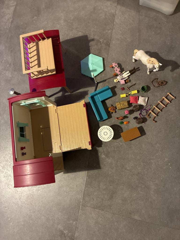 Schleich 42593 woonwagen met accessoires, Ophalen of Verzenden, Zo goed als nieuw, Jongen of Meisje