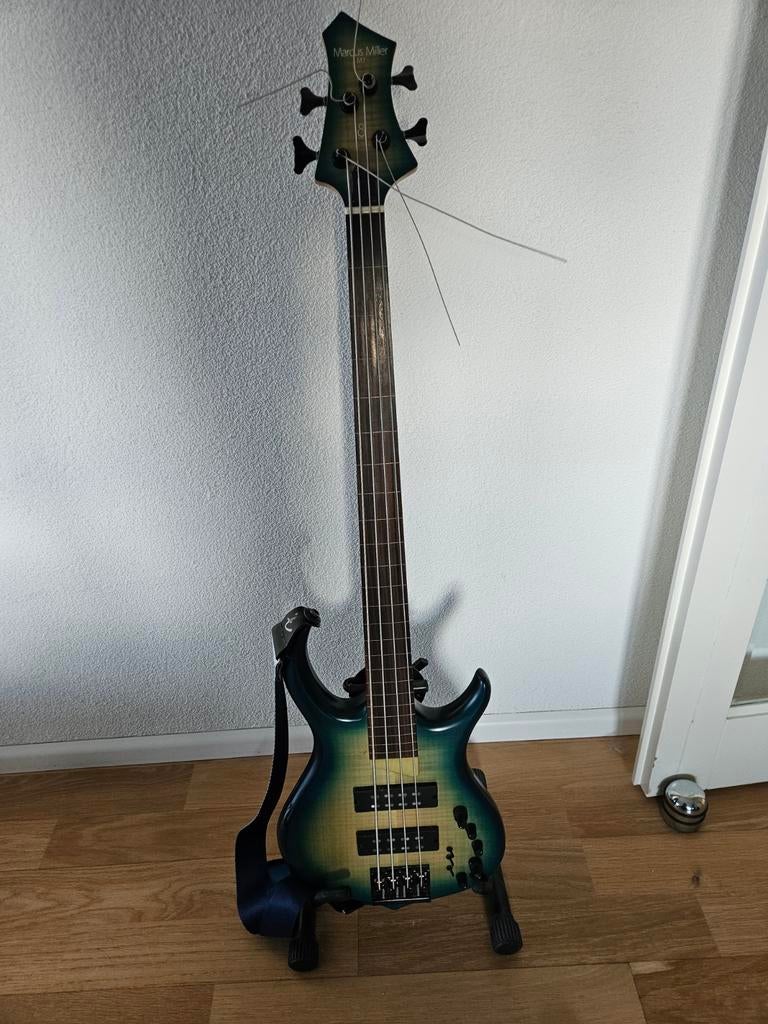 Marcus Miller V7 4-snarige basgitaar fretless, Ophalen, Gebruikt, Elektrisch