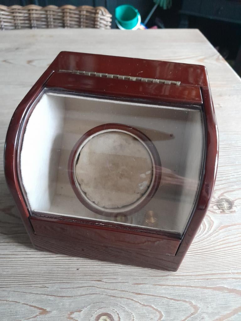 Horloge opwinder van kersenhout, Ophalen