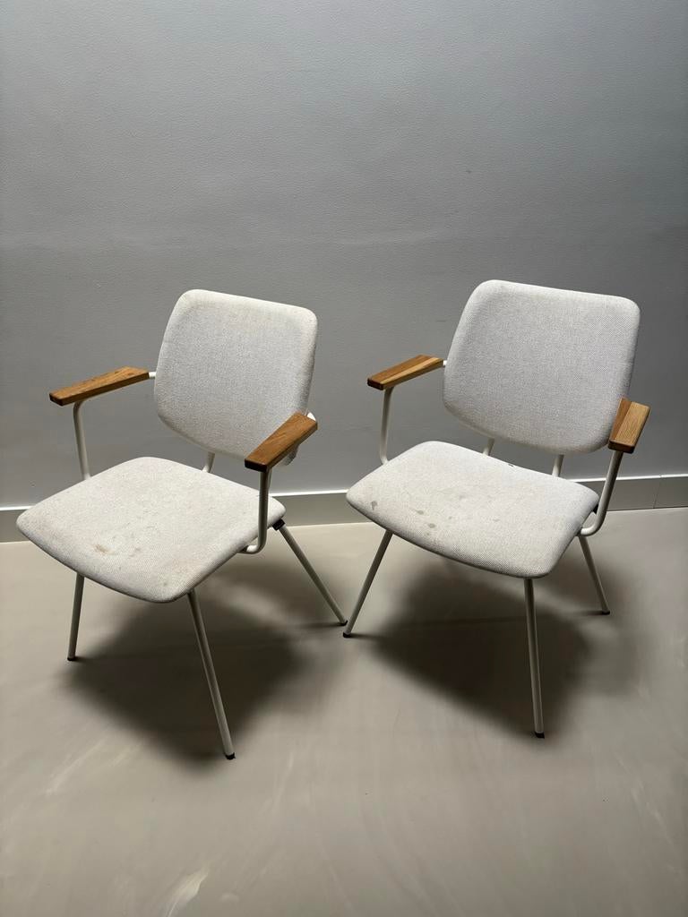 2 Bodilson stoelen - Scandinavisch design met houten armleun, Huis en Inrichting, Stoelen, Ophalen, Gebruikt, Twee, Wit